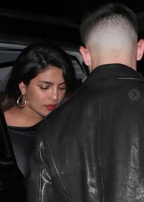  निक जोनास संग डेट पर COZY नजर आईं प्रियंका चोपड़ा, कॉर्नर टेबल पर हाथ पकड़े बैठे थे दोनों