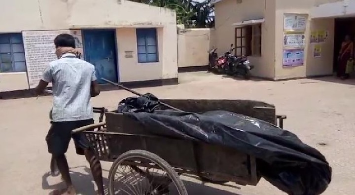 Odisha Woman's body carried in garbage trolley in Balasore शर्मनाक: ओडिशा में कचरा उठाने वाली ट्रॉली से ले जाया गया महिला का शव