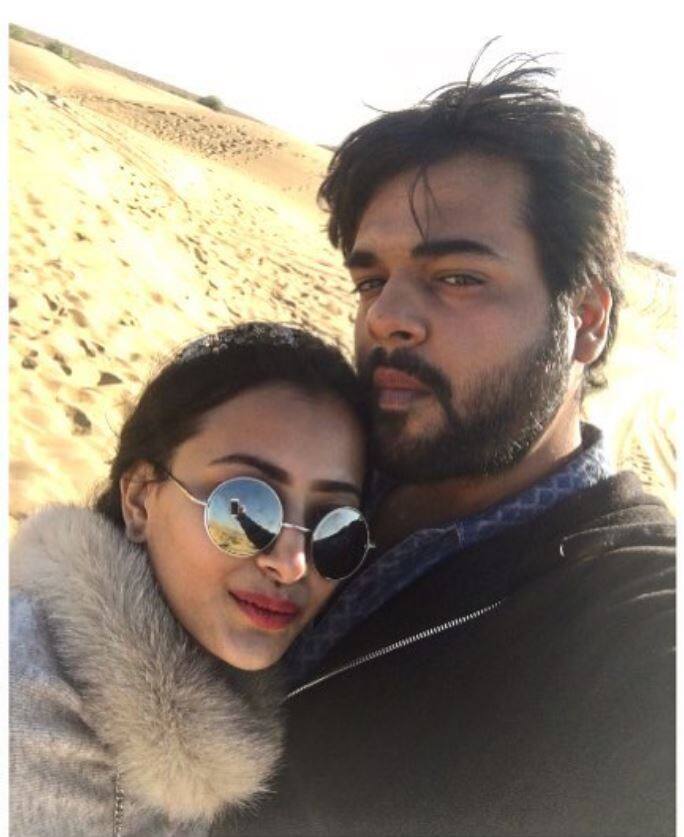  आखिरी बार एकता कपूर के ऐतिहासिक सीरियल 'चंद्र नंदिनी' में देखी गई टीवी अभिनेत्री श्वेता बसु प्रसाद ने फिल्म निर्माता रोहित मित्तल के साथ इंगेजमेंट कर ली है. ये जोड़ी चार साल से एक दूसरे को डेट कर रही थी. हालांकि, दोनों को शादी की अभी जल्दी नहीं हैं.