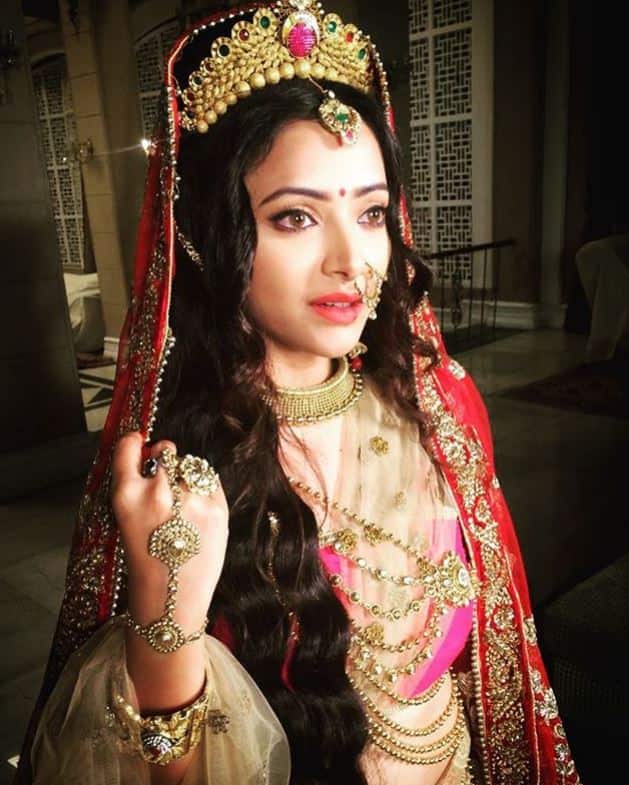 'मकड़ी' और 'इकबाल' जैसी फिल्मों में श्वेता के प्रदर्शन के लिए उन्हें दो बार राष्ट्रीय फिल्म पुरस्कार से नवाजा जा चुका है. इसके बाद श्वेता इंटरटेन्मेंट इंडस्ट्री से कुछ वक्त के लिए गायब हो गईं. अभिनेत्री ने लाइमलाइट से दूर रहने और पढ़ाई पर ध्यान केंद्रित करने का फैसला किया. उन्हें आखिरकार वरुण धवन-आलिया भट्ट की फिल्म 'बद्रीनाथ की दुल्हनियां' और टीवी पर चंद्र नंदिनी के रूप में देखा गया.