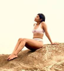 मॉडल रिया ने बिकनी में फोटो खिंचवाकर इंस्टाग्राम पर की शेयर