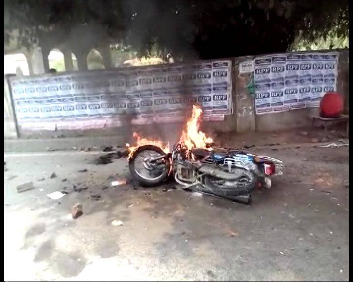 Allahabad news: Violence By Students In Allahabad Central University इलाहाबाद यूनिवर्सिटी: हॉस्टल खाली कराने पर पुलिस-छात्रों में झड़प, पुलिस जीप को आग के हवाले किया