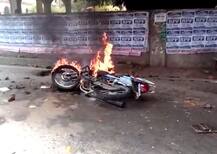 इलाहाबाद यूनिवर्सिटी: हॉस्टल खाली करने को लेकर छात्रों का हंगामा, कई वाहन आग के हवाले