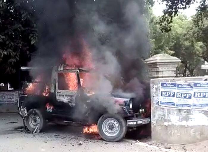 इलाहाबाद: पूरब का ऑक्सफोर्ड कही जाने वाली इलाहाबाद सेंट्रल युनिवर्सिटी में हॉस्टल खाली कराए जाने के विरोध में छात्रों ने जमकर हंगामा किया. नाराज़ छात्रों ने युनिवर्सिटी गेट पर पुलिस की एक जीप समेत कई वाहनों को आग के हवाले कर दिया.