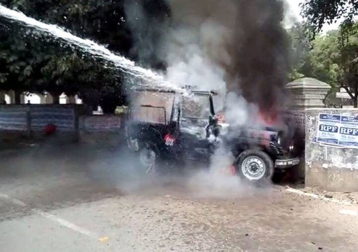 इसके लिए छात्रों को ग्यारह मई तक की मोहलत दी गई थी. कुछ छात्र शुरू से ही हॉस्टल वाश आउट के फैसले का विरोध कर रहे हैं.