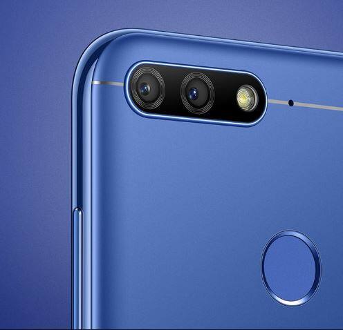 डुअल कैमराः ऑनर 7A में 13MP+2MP का डुअल रियर कैमरा दिया गया है. इस फोन का रियर कैमरा AI-बेस्ड फीचर्स और बोकेह मोड के साथ आता है. इस कीमत में इसका कैमरा इसे सबसे बेहतरीन बनाता है. 9000 रुपये में ये स्मार्टफोन डुअल कैमरा के साथ आने वाले बाजार में उपलब्ध चुनिंदा फोन्स में से एक है. शाओमी सहित कोई भी कंपनी इस कीमत में डुअल कैमरा नहीं देती. सेल्फी और वीडियो कॉल के लिए 8 मेगापिक्सल का फ्रंट फेसिंग कैमरा दिया गया है.