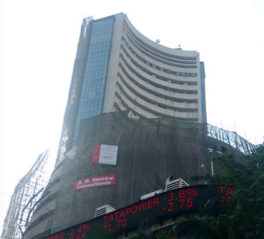 market slips second day, sensex dips 109 points सेंसेक्स 109 अंक टूटकर 32900 के पास बंद, निफ्टी 10600 के नीचे फिसला