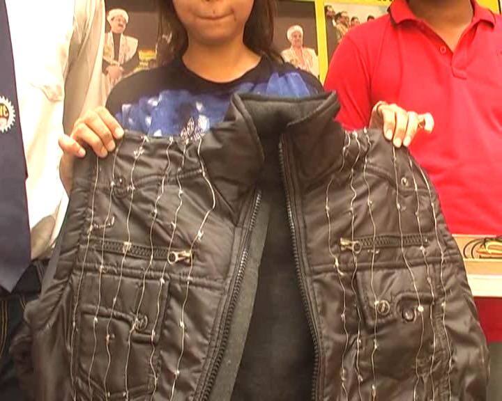 Mooradabad Institute of Technology students invent women safety Jacket with camera and GPS system GPS,कैमरा और इलेक्ट्रिकल फिल्ड से लैस है ये जैकेट, मनचलों की अब खैर नहीं