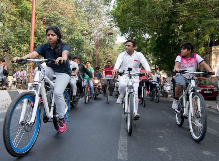 Former UP CM Akhilesh Yadav spooted while cycling with Kids पर्यावरण दिवस: अखिलेश ने बच्चों संग लिया साइकिलिंग का मजा, लोगों से की अपील