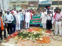 पीएम के संसदीय क्षेत्र में किसान परेशान, सड़क पर सब्जी फेंक जताया विरोध