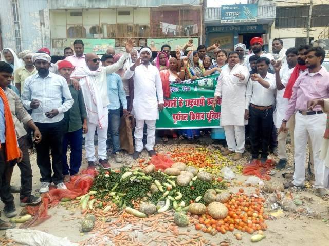  Farmers in trouble in PM Narendra Modi parliamentary constituency पीएम के संसदीय क्षेत्र में किसान परेशान, सड़क पर सब्जी फेंक जताया विरोध
