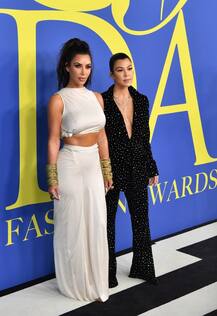 बहन के नक्शेकदम पर चल कर्टनी कर्दाशियां भी फैशन इवेंट में पहुंची ब्रालेस ड्रेस में