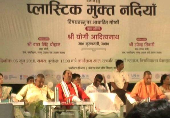 BJP MP Devendra Singh Bhole were snoring in Yogi AdityaNath program सीएम योगी कार्यकर्ताओं को दे रहे थे जीत का मंत्र, खर्राटे ले रहे थे बीजेपी सासंद