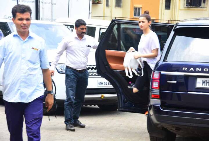 दरअसल ग्लैमर के गलियारों में इन दिनों आलिया और रणबीर की डेटिंग की खूब चर्चा है. दोनों कई बार इस पर इशारों-इशारों में बता भी चुके हैं. (Photo: Manav Mangalani)