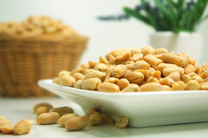 डायट में मूंगफली, चने और सेब की थोड़ी मात्रा लेने से कोलेस्ट्रॉल कम हो सकता है और ब्लड प्रेशर में सुधार हो सकता है. हाल ही में आई रिसर्च में ये बात सामने आई है. फोटोः गूगल फ्री इमेज 