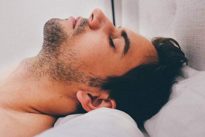 शोधकर्ताओं ने कहा कि हम अधूरी नींद के विश्वव्यापी महामारी के बीच में है, जिसमें यह कुछ नींद के विकारों, कुछ काम को पूरा करने के दबाव, समाज और   पारिवारक गतिविधियों, कुछ नींद को कम प्राथमिकता देने की विफलता या लापरवाही की वजह से है. फोटोः गूगल फ्री इमेज