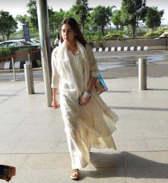 इस दौरान सारा बेहद सिंपल लुक में नजर आईं. उन्होंने सफेद रंग का सूट पहन रखा था. (तस्वीर-मानव मंगलानी)