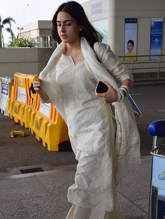 सारा की डेब्यू फिल्म 'केदारनाथ' जल्द ही रिलीज होने वाली है. हालांकि इस फिल्म की रिलीज डेट को लेकर कोई पुख्ता खबर सामने नहीं आई है. (तस्वीर-मानव मंगलानी)