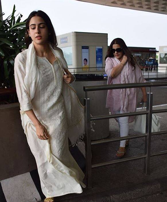 उनके साथ उनकी मां अमृता सिंह भी मौजूद थीं. (तस्वीर-मानव मंगलानी)