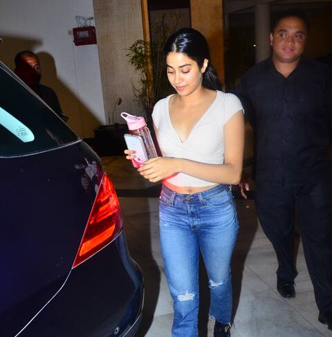 Spotted: मनीष मल्होत्रा के घर पहुंचीं जाह्नवी, एयरपोर्ट पर दिखीं सारा, जैकलीन ने की एड की शूटिंग