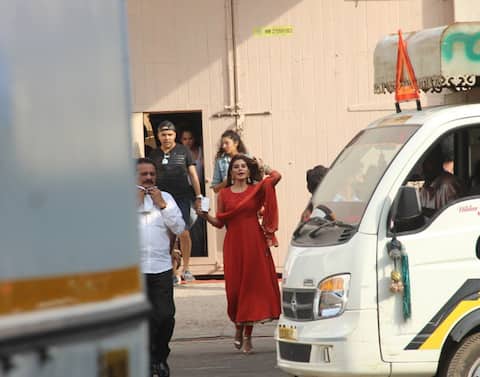 Spotted: मनीष मल्होत्रा के घर पहुंचीं जाह्नवी, एयरपोर्ट पर दिखीं सारा, जैकलीन ने की एड की शूटिंग