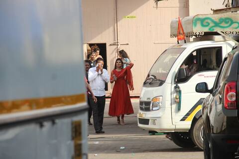 Spotted: मनीष मल्होत्रा के घर पहुंचीं जाह्नवी, एयरपोर्ट पर दिखीं सारा, जैकलीन ने की एड की शूटिंग