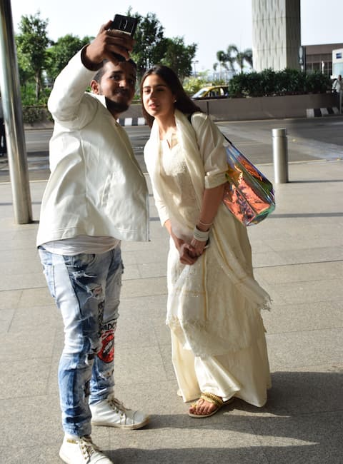 Spotted: मनीष मल्होत्रा के घर पहुंचीं जाह्नवी, एयरपोर्ट पर दिखीं सारा, जैकलीन ने की एड की शूटिंग