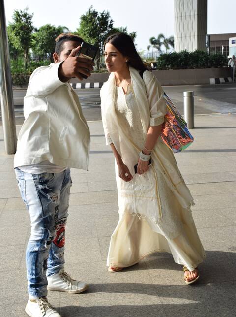 Spotted: मनीष मल्होत्रा के घर पहुंचीं जाह्नवी, एयरपोर्ट पर दिखीं सारा, जैकलीन ने की एड की शूटिंग