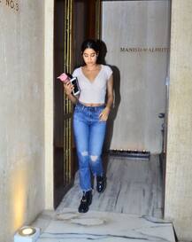 इस खास लुक के साथ स्पॉट हुईं जाह्नवी कपूर, देखें तस्वीरें