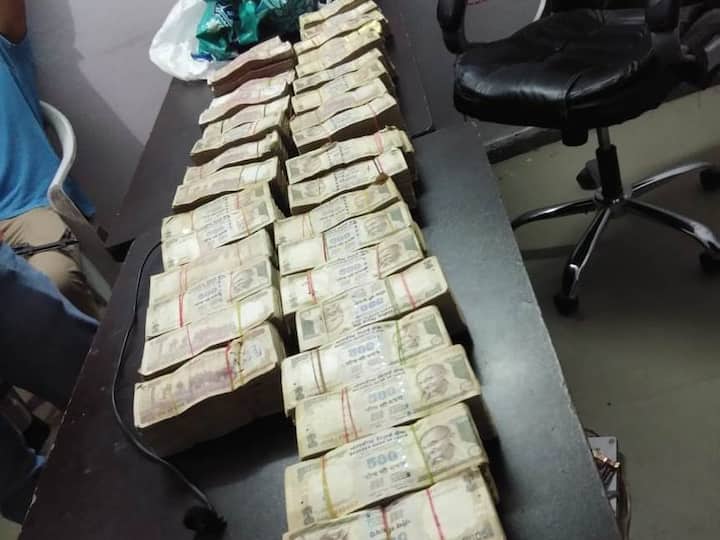 demonetized currency worth one crore recovered from ghaziabad, 10 held गाजियाबाद: एक करोड़ के पुराने नोटों के साथ 10 लोग गिरफ्तार, ले जा रहे थे नेपाल