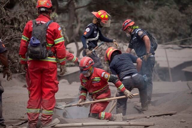 Guatemala volcano: Death toll reaches at least 69 after Fuego erupts ग्वाटेमाला: ज्वालामुखी फटने से एक ही परिवार के 36 लोगों सहित अबतक 69 की मौत