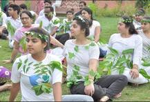 विश्व पर्यावरण दिवस: शरीर पर पेड़ों की पत्तियां लपेट कर महिलाओं ने किया योग