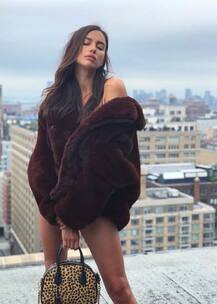 दीपिका पादुकोण की तरह दिखती है ये हॉलीवुड एक्ट्रेस, कांस में कर गई थी फैशन ब्लंडर