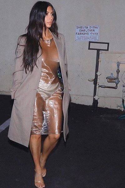 ऱियलिटी टीवी स्टार किम कर्दाशियां ने हाल ही में एक तस्वीर अपने इंस्टाग्राम पर शेयर की है. इस तस्वीर से उन्होंने एक बार फिर इंटरनेट का रुख अपनी ओर मोड़ दिया है. बता दें कि तस्वीर में उन्होंने ट्रांसपेरेंट ड्रेस पहना हुआ हैं. (तस्वीर: इंस्टाग्राम)