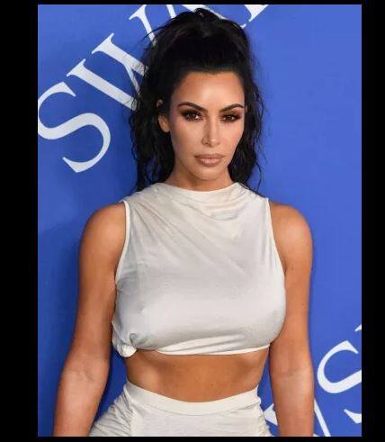 इससे पहले किम को सीएफडीए फैशन अवॉर्ड्स में देखा गया. वो इस अवॉर्ड शो में ब्रालेस क्रीम क्रॉप टॉप और स्कर्ट पहनकर पहुंची थीं. (तस्वीर: इंस्टाग्राम)