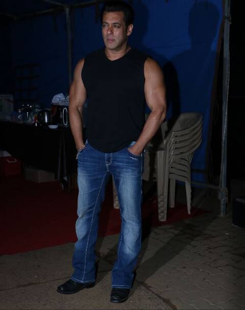 ‘रेस 3’ प्रमोशन: सलमान ने दिखाए मसल्स तो ग्लैमरस अंदाज़ में दिखीं जैकलीन, देखें तस्वीरें