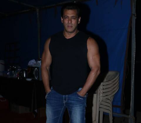 ‘रेस 3’ प्रमोशन: सलमान ने दिखाए मसल्स तो ग्लैमरस अंदाज़ में दिखीं जैकलीन, देखें तस्वीरें