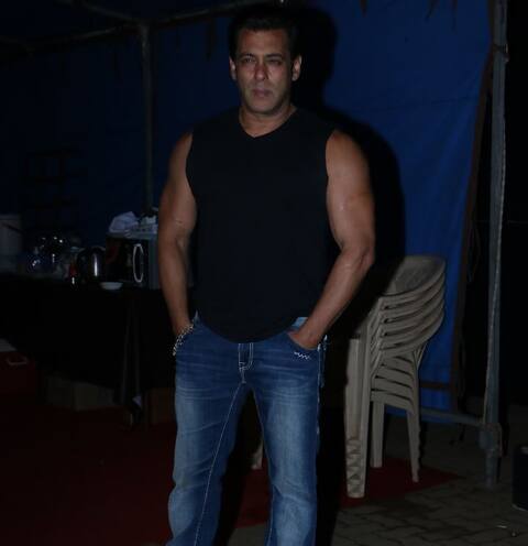 ‘रेस 3’ प्रमोशन: सलमान ने दिखाए मसल्स तो ग्लैमरस अंदाज़ में दिखीं जैकलीन, देखें तस्वीरें