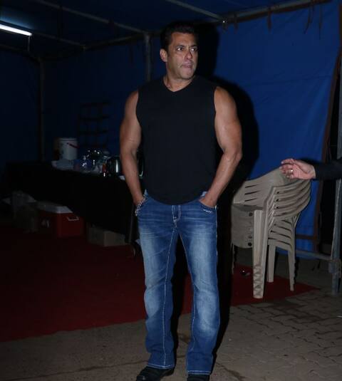 ‘रेस 3’ प्रमोशन: सलमान ने दिखाए मसल्स तो ग्लैमरस अंदाज़ में दिखीं जैकलीन, देखें तस्वीरें