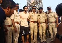 Beach पर वरुण धवन ने लगाई बॉटल क्रशिंग मशीन, लोगों से की सफाई रखने की अपील