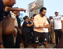 Beach पर वरुण धवन ने लगाई बॉटल क्रशिंग मशीन, लोगों से की सफाई रखने की अपील