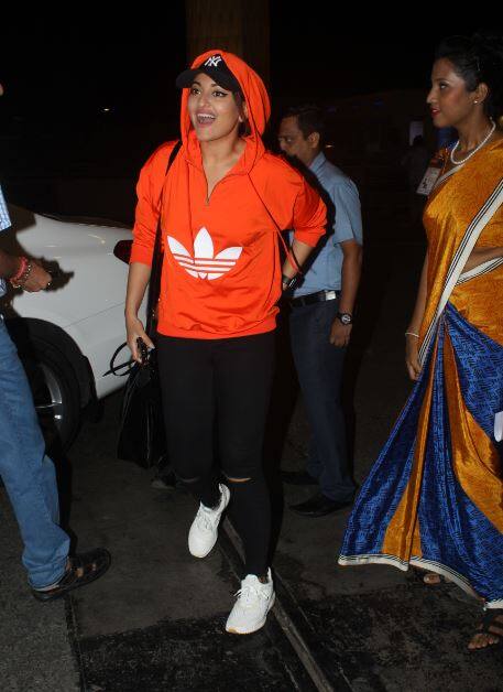 सोनाक्षी सिन्हा को मुंबई एयरपोर्ट पर किया गया स्पॉट