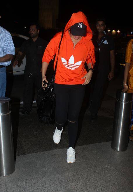 सोनाक्षी सिन्हा को मुंबई एयरपोर्ट पर किया गया स्पॉट