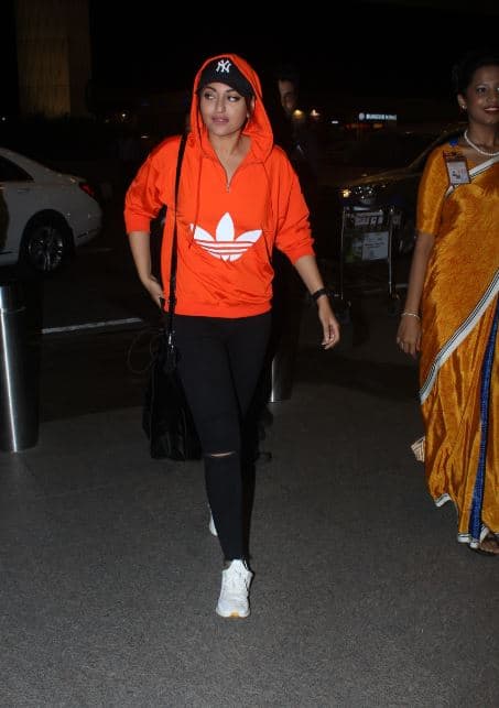 सोनाक्षी सिन्हा को मुंबई एयरपोर्ट पर किया गया स्पॉट