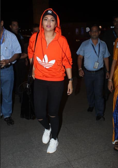 सोनाक्षी सिन्हा को मुंबई एयरपोर्ट पर किया गया स्पॉट