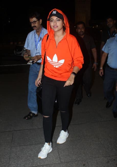 सोनाक्षी सिन्हा को मुंबई एयरपोर्ट पर किया गया स्पॉट