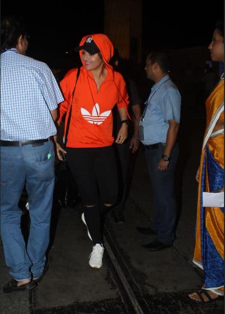 सोनाक्षी सिन्हा को मुंबई एयरपोर्ट पर किया गया स्पॉट