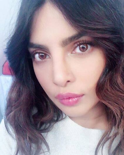 प्रियंका चोपड़ा की डेब्यू ‘The Hero: Love Story of a Spy’ में उन्हें बॉबी देओल के अपोजिट लिया गया था. जिसे महेश मांजरेकर ने   डायरेक्ट किया था. इस फिल्म के मुहुर्त शॉट के बाद प्रियंका की नोज़ सर्जरी उनके लिए परेशानी का सबब बन गईं. प्रियंका ने लंदन से नाक की सर्जरी करवाई   थी. फोटोः इंस्टाग्राम