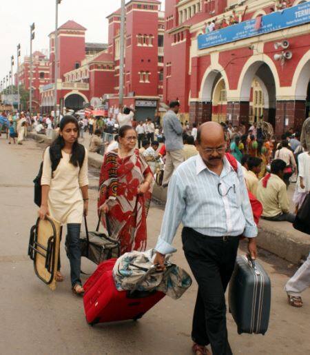 फर्स्ट क्लास एसी 2 टियर-इसमें आप 50 किलों तक वजन ले जा सकते हैं और मार्जिनल अलाउंस यानी वजन के 1.5 गुना जुर्माने के साथ 10 किलो एक्स्ट्रा लगेज ले जा सकते हैं. वहीं सेकेंड क्लास में लगेज ले जाने की अधिकतम लिमिट 100 किलो है.
