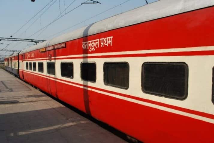 एसी फर्स्ट क्लास-इसमें आप 70 किलो तक का लगेज ले जा सकते हैं और इसके ऊपर आपको 15 किलो तक का मार्जिनल अलाउंस मिलता है यानी इस पर आपको सामान के भार का 1.5 गुना जुर्माना आपको देना होगा. वहीं अगर एसी फर्स्ट क्लास में आप 70 किलो से ऊपर लगेज ले जाते जो 15 किलो तक फ्री लिमिट से भी ऊपर पहुंचता है तो आपको 6 गुना तक जुर्माना देना होगा. फर्स्ट एसी में लगेज की अधिकतम लिमिट 150 किलो है.